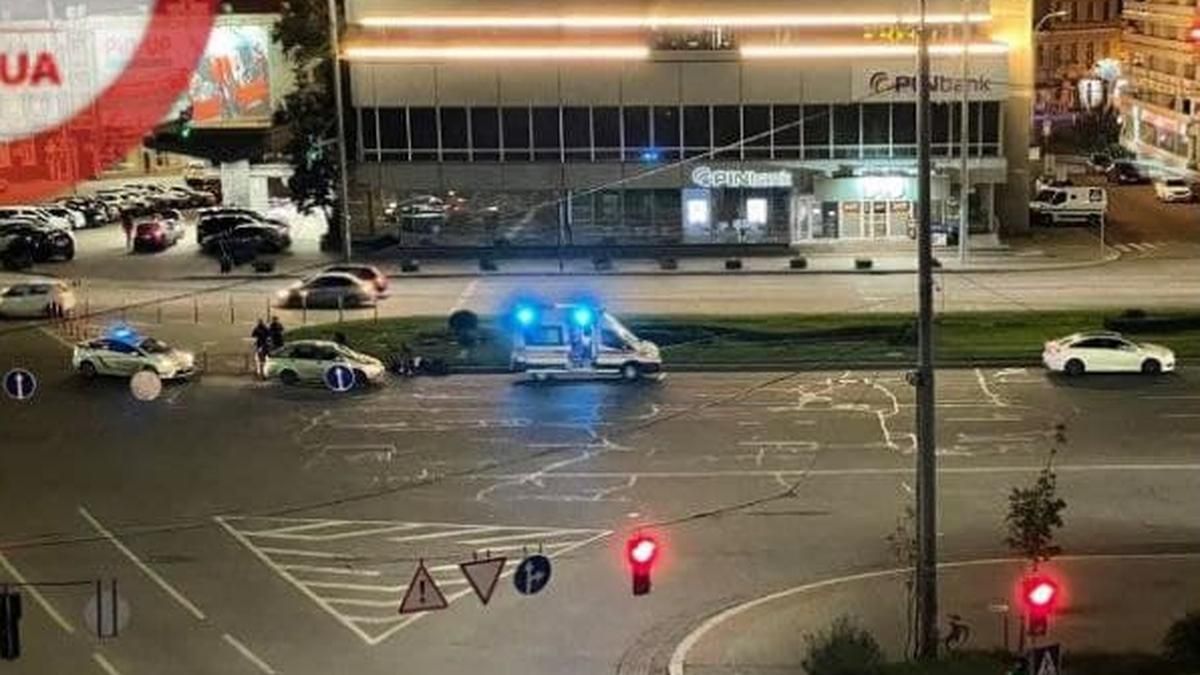 В Киеве две машины насмерть сбили мужчину, который перебегал дорогу между двумя переходами В Киеве две машины насмерть сбили мужчину, который перебегал дорогу между двумя переходами