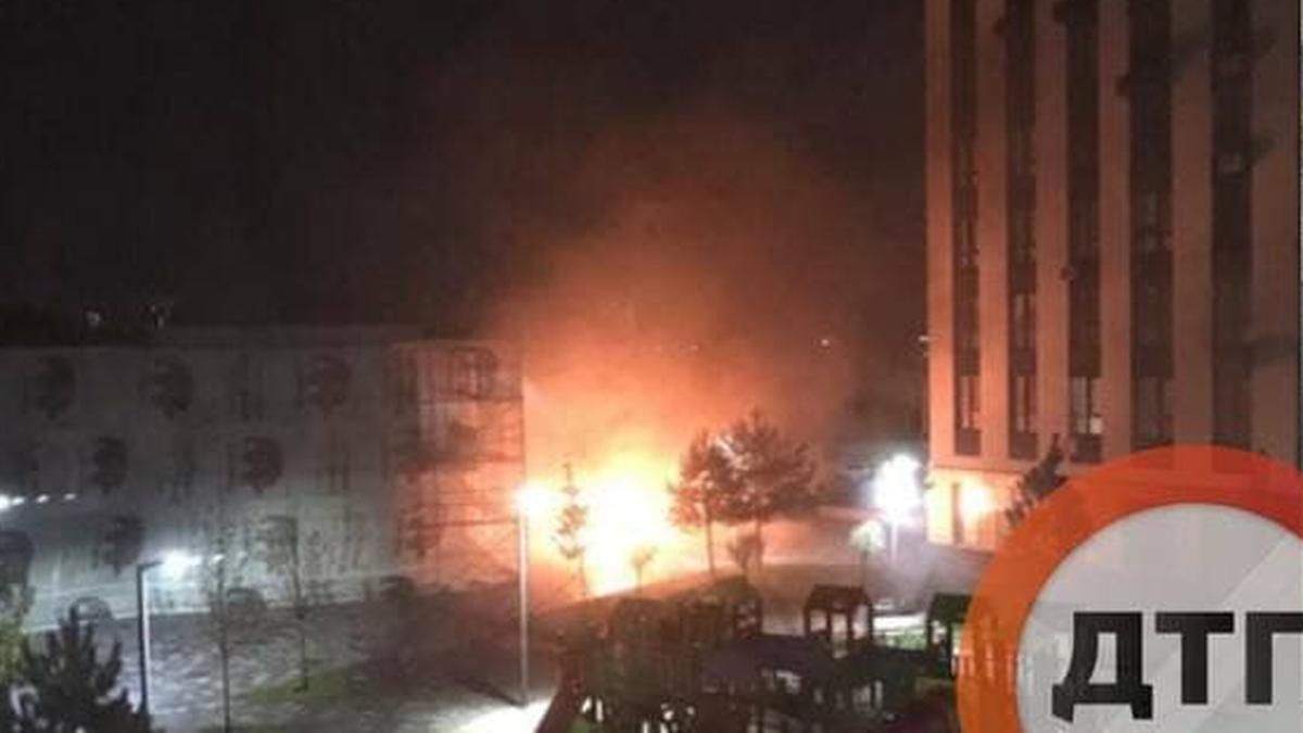 Под Киевом в новом ЖК неизвестный во второй раз поджег машины, сгорели 5 автомобилей Под Киевом в новом ЖК неизвестный во второй раз поджег машины, сгорели 5 автомобилей