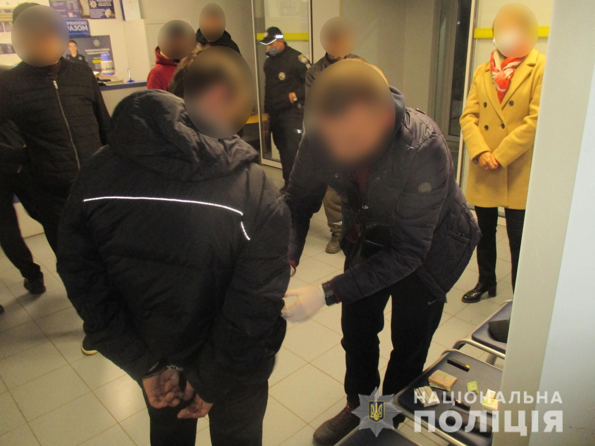 У Червонограді 34-річний чоловік підстрелив відвідувача кафе: фото з місця події - Новини Львів - Львів У Червонограді 34-річний чоловік підстрелив відвідувача кафе: фото з місця події - Новини Львів - Львів