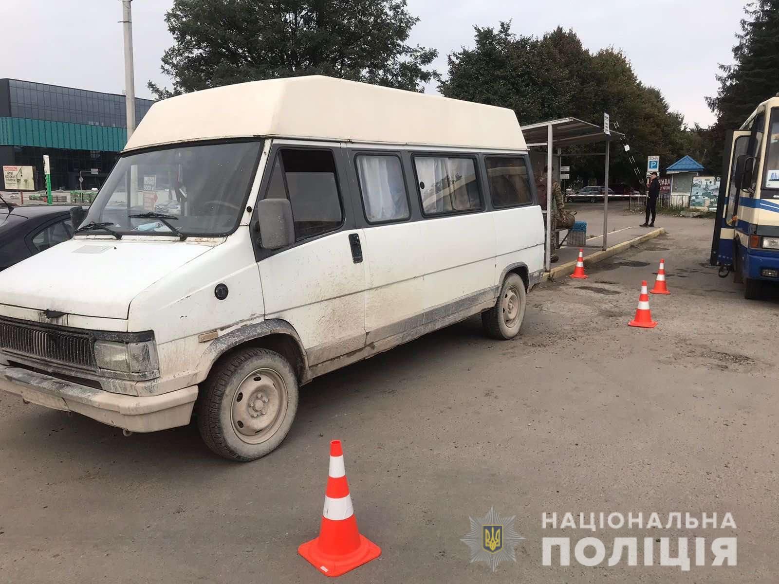 На львівській автостанції мікроавтобус заднім ходом збив жінку - Новини Львова - Львів