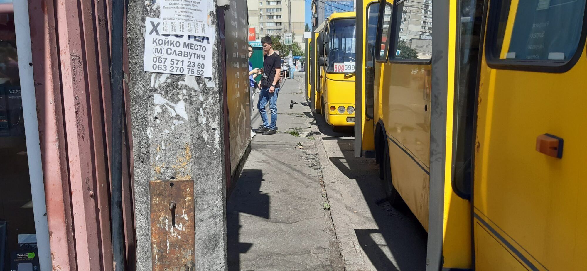 В Киеве водитель маршрутки выгнал подростка с льготами и избил его: видео инцидента