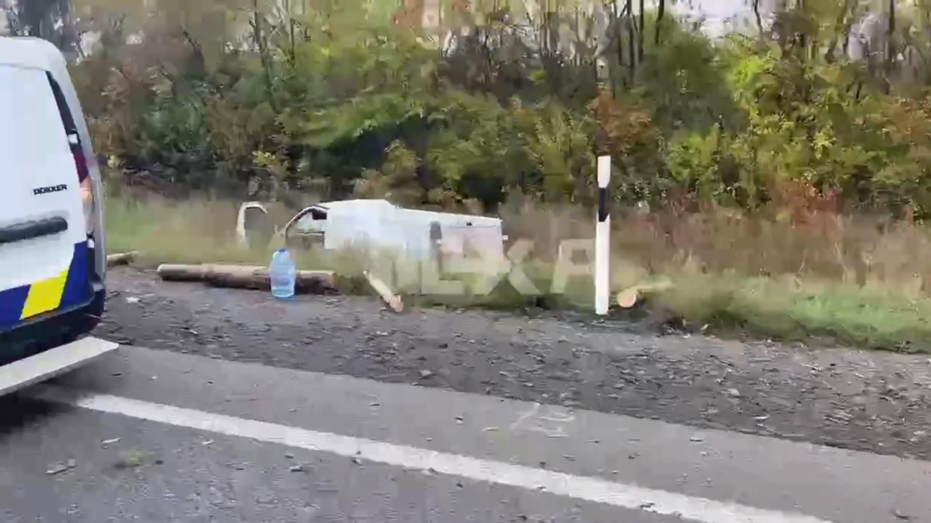 Колоди посипались на авто позаду: під Харковом бус злетів з дороги – відео з місця ДТП - 24 Канал