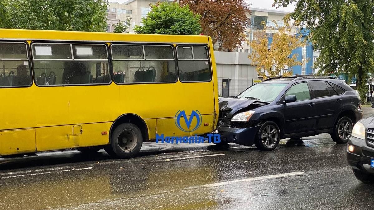 В центре Киева внедорожник на скорости врезался в маршрутку с пассажирами