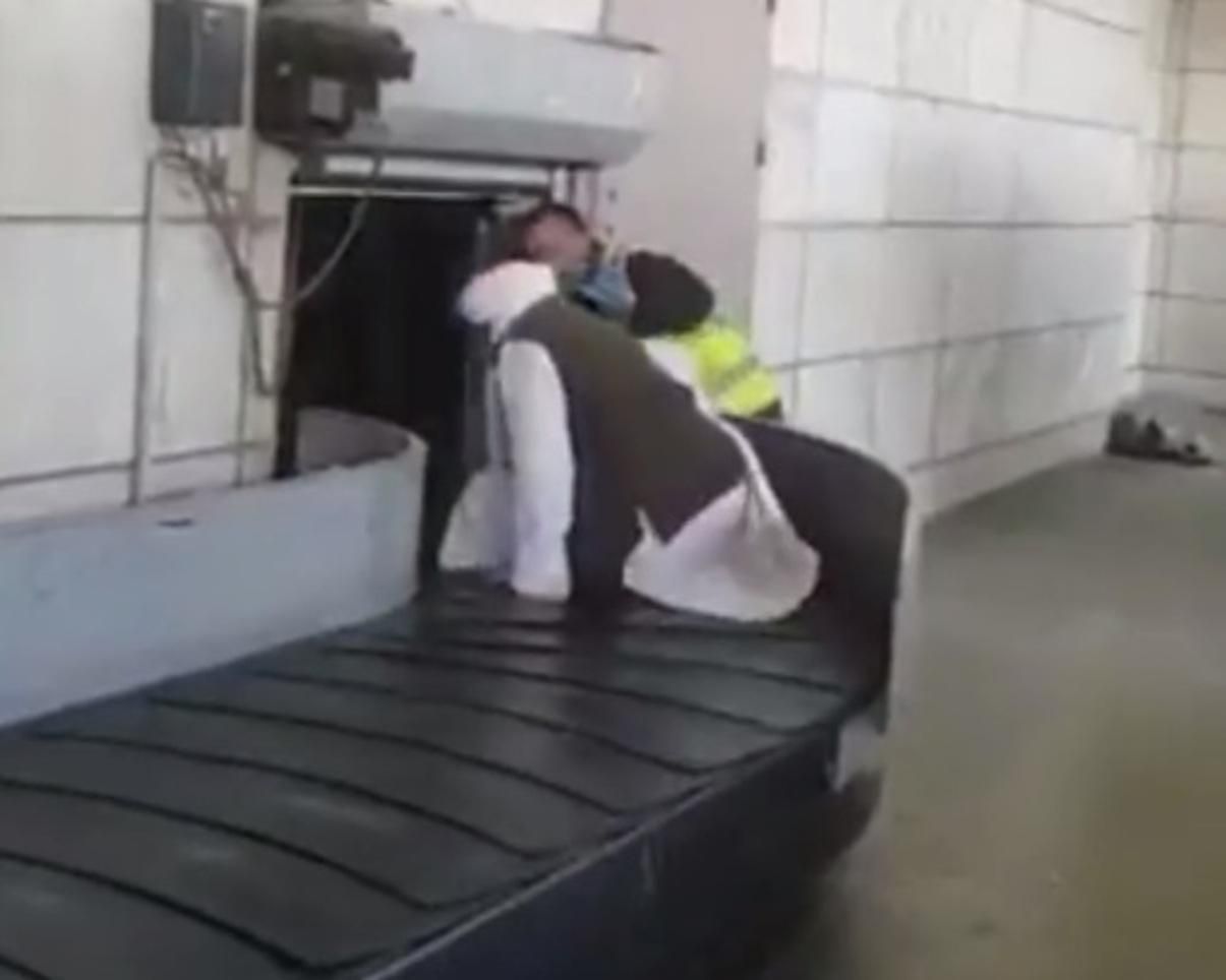 Пізнають цивілізацію: бойовик "Талібану" покатався на стрічці для багажу в аеропорту - 24 Канал