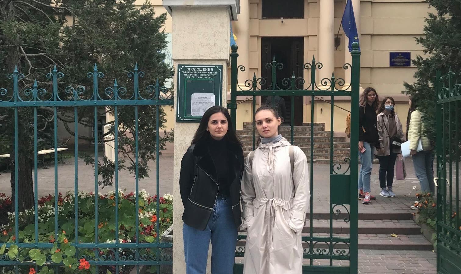 Сердце остановилось дважды за 10 минут: львовские студентки спасли жизнь пассажиру трамвая Сердце остановилось дважды за 10 минут: львовские студентки спасли жизнь пассажиру трамвая