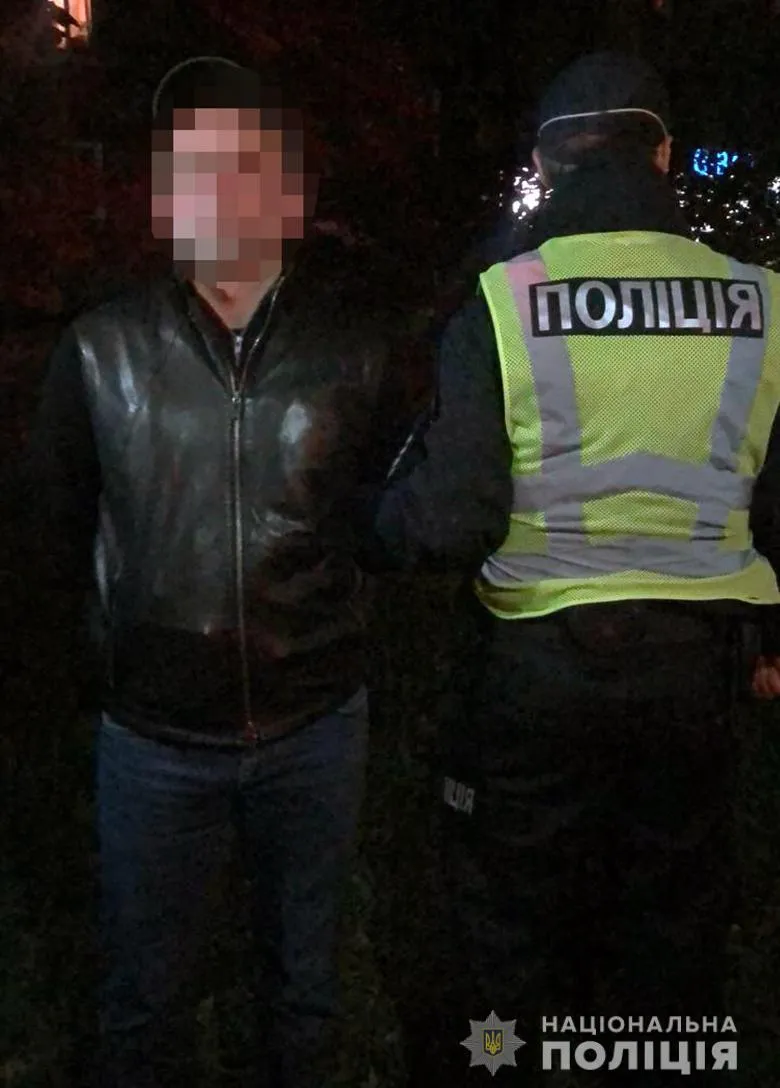 Затримання іноземців на Печерську, поліція, крадіжка грошей в ресторані Затримання іноземців на Печерську, поліція, крадіжка грошей в ресторані