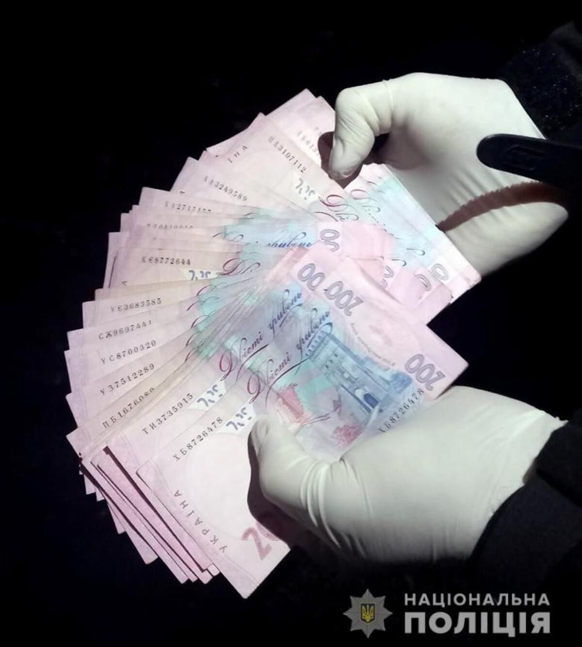 На Печерске в ресторане иностранцы украли у мужчины 9 тысяч гривен На Печерске в ресторане иностранцы украли у мужчины 9 тысяч гривен