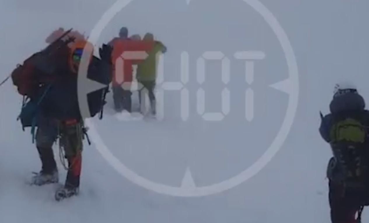 Роковое совпадение: туристы на Эльбрусе отработали экстренную ситуацию, которая осуществилась Роковое совпадение: туристы на Эльбрусе отработали экстренную ситуацию, которая осуществилась