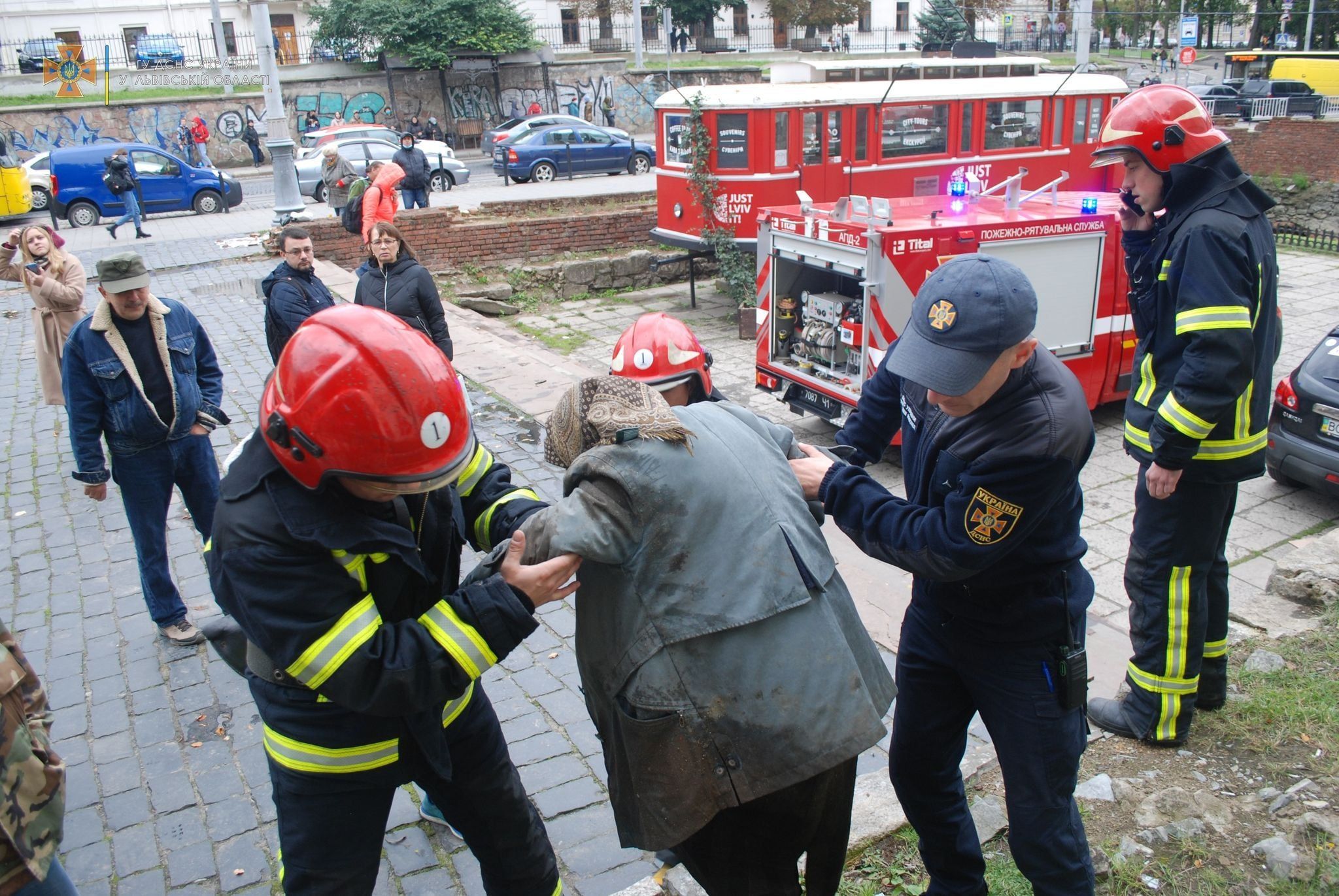 В центре Львова пенсионерка провалилась в 3-метровую яму: фото с места происшествия