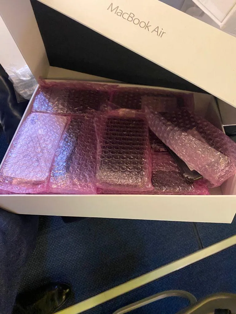 Перевозили айфони 24 вересня 2021 Бориспіль Прикордонники Авіакомпанія Перевозили айфони 24 вересня 2021 Бориспіль Прикордонники Авіакомпанія