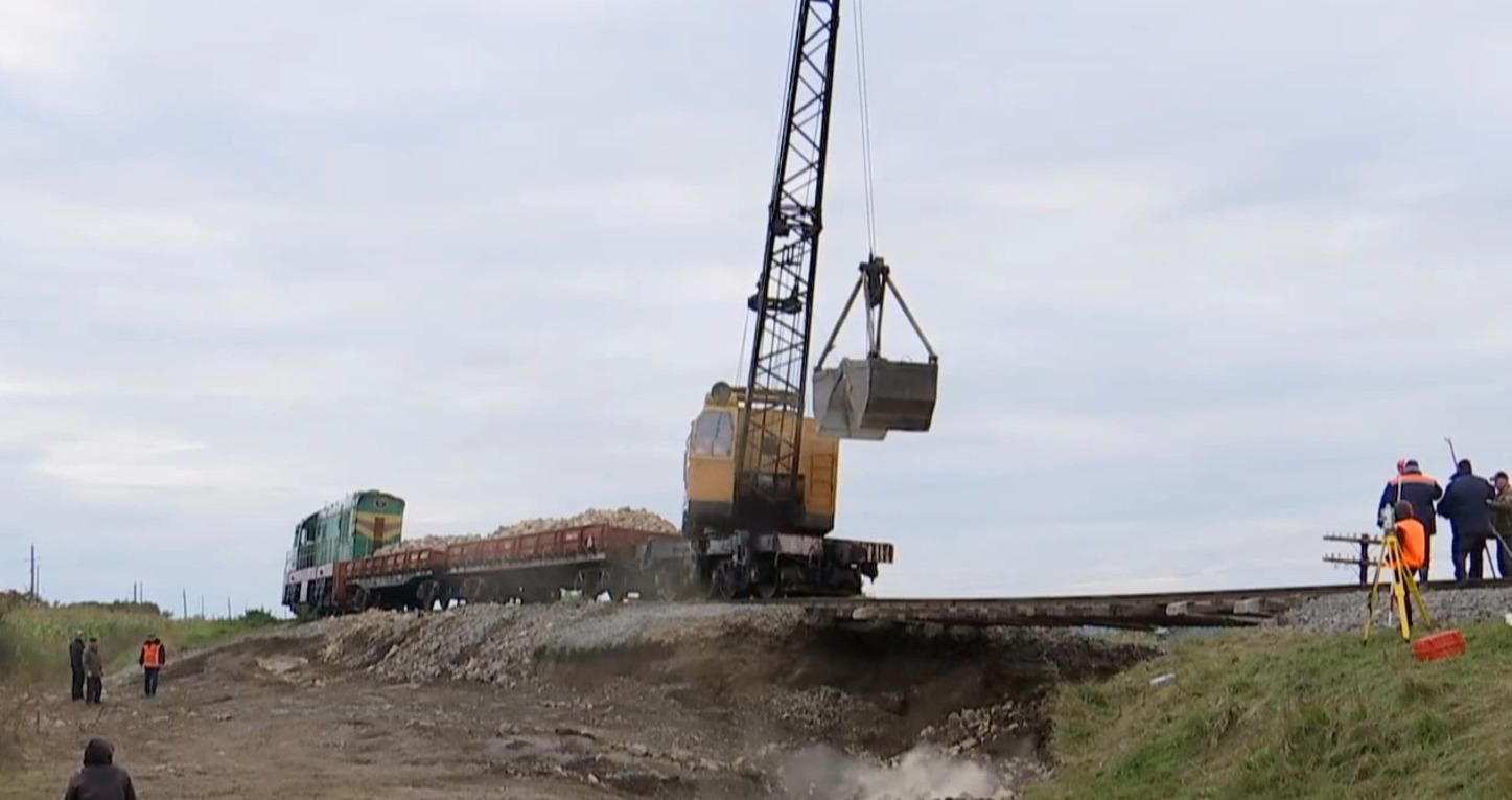 Из-за провала под путями на Буковине движение поездов там могут больше не восстановить Из-за провала под путями на Буковине движение поездов там могут больше не восстановить