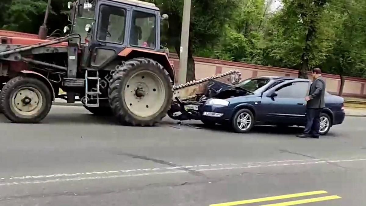 В Одессе авто налетело на пилу трактора: видео момента аварии