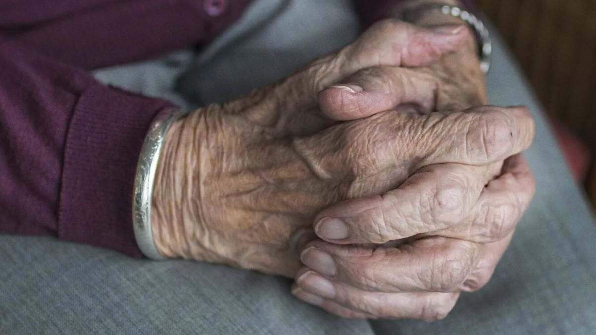 Лупил по лицу и до крови: 11-летний избил бабушку на территории школы в Днепре Лупил по лицу и до крови: 11-летний избил бабушку на территории школы в Днепре