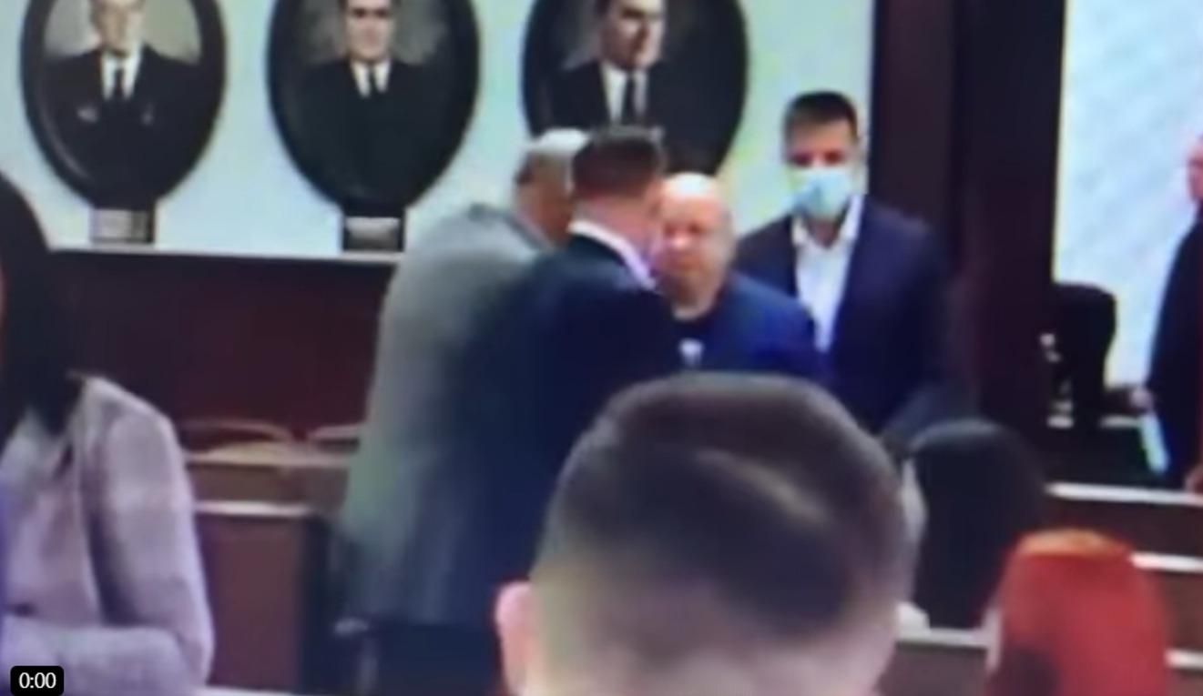 Екссекретар Чернівецької міськради з кулаками і матом накинувся на "слугу народу": епічне відео - Новини Чернівців - 24 Канал Екссекретар Чернівецької міськради з кулаками і матом накинувся на "слугу народу": епічне відео - Новини Чернівців - 24 Канал