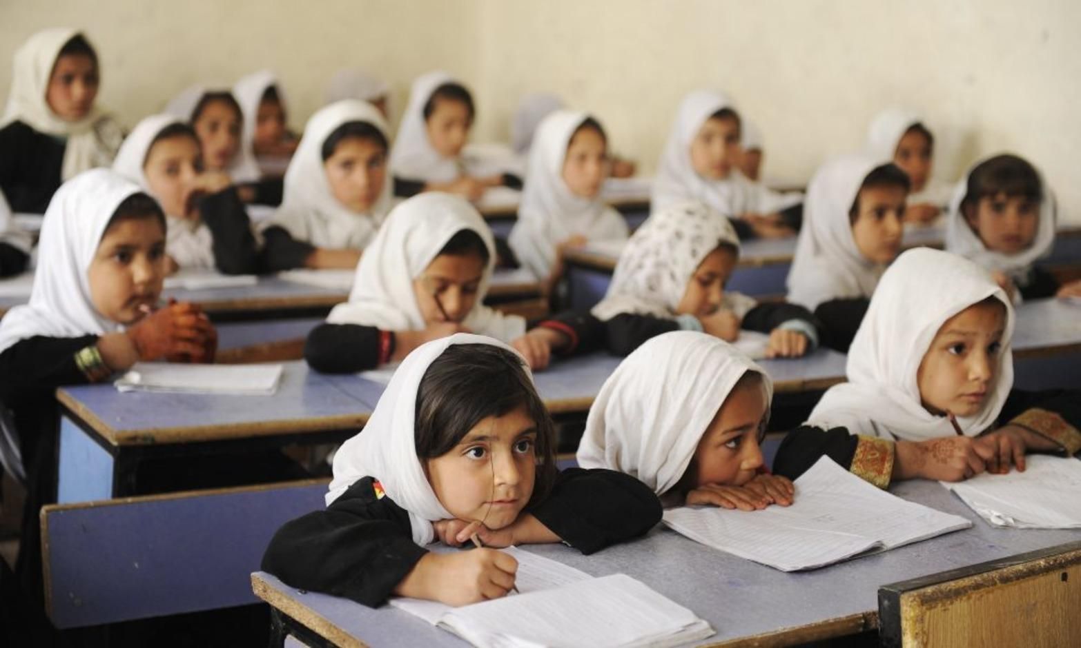 Нас хоронят заживо в домах, – школьницы из Афганистана жалуются на власть талибов