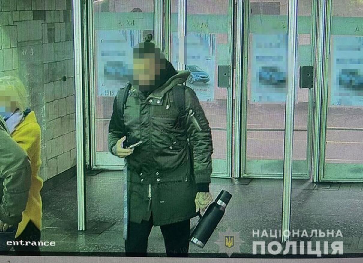 В Киеве взяли под стражу иностранца, который размахивал пистолетом и ударил женщину в метро В Киеве взяли под стражу иностранца, который размахивал пистолетом и ударил женщину в метро