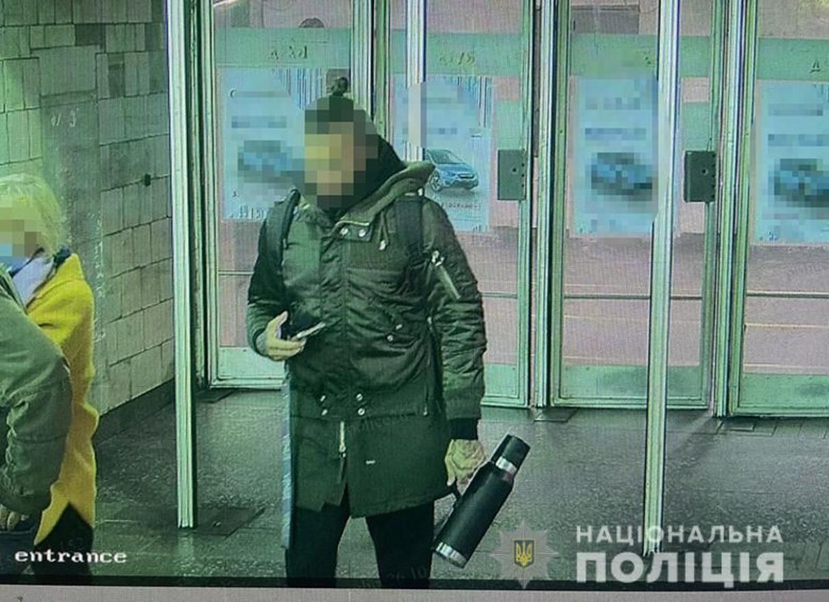 В Киеве взяли под стражу иностранца, который размахивал пистолетом и ударил женщину в метро