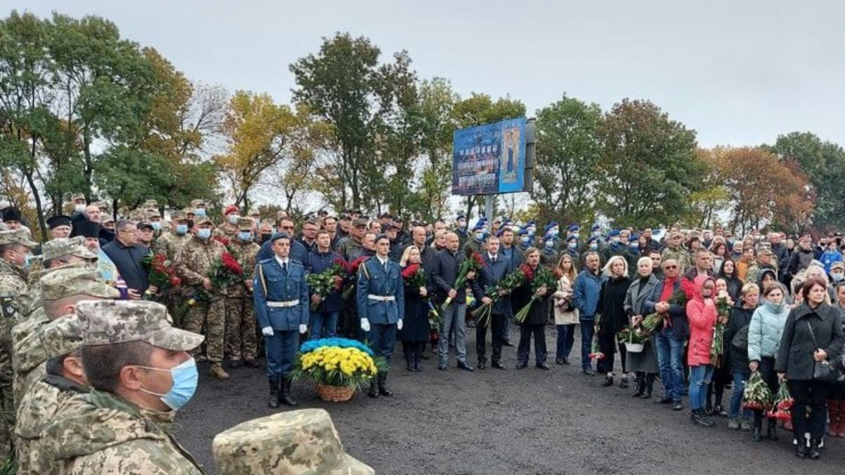 Тисячі людей несуть квіти: на Харківщині вшановують пам'ять загиблих в авіакатастрофі Ан-26 - Новини Харкова сьогодні - 24 Канал