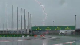 Моторошний удар блискавки й потоп: Формула-1 скасувала заїзди на гран-прі Росії – відео