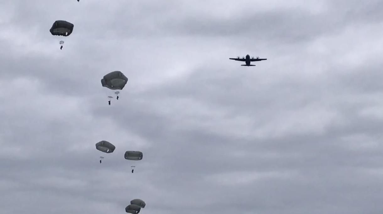 Украинские и американские военные впервые осуществили совместное десантирование: мощное видео