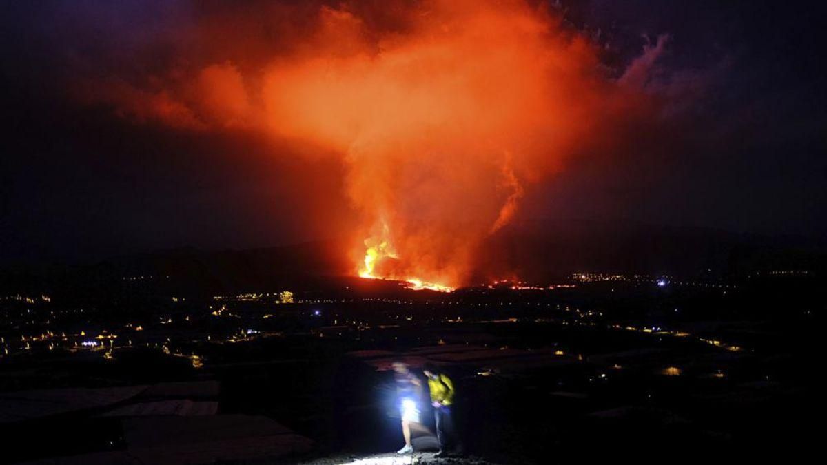 Извержение вулкана на Канарах: власти закрыли аэропорт, рейсы отменены