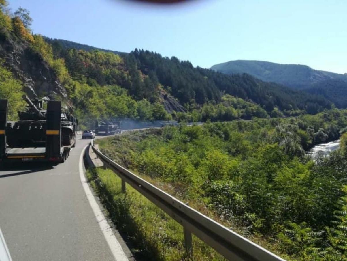 Сербия стягивает танки к границе с Косово: видео с места происшествия Сербия стягивает танки к границе с Косово: видео с места происшествия