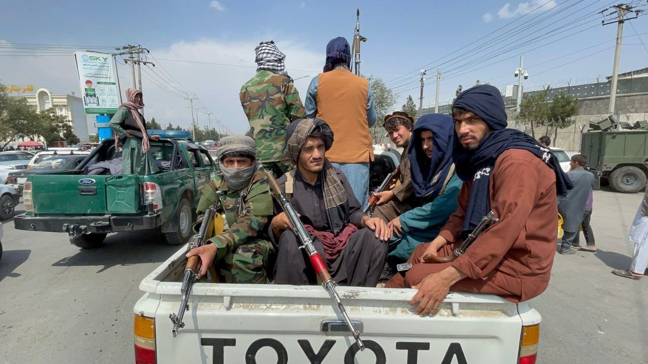 Талибы казнили и вывесили тела предполагаемых преступников в центре города