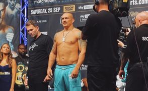 Усик перед боем пошел в Лондоне в церковь Московского патриархата