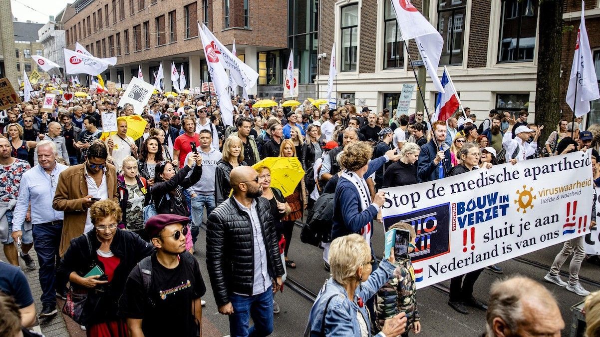 Люди вийшли на мітинги проти COVID-паспортів у Нідерландах - 24 Канал