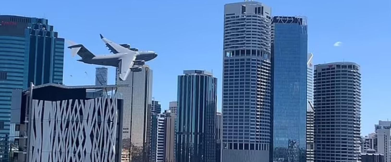 Полоскотав нерви очевидцям: в Австралії літак пронісся між хмарочосами - вражаюче відео - 24 Канал