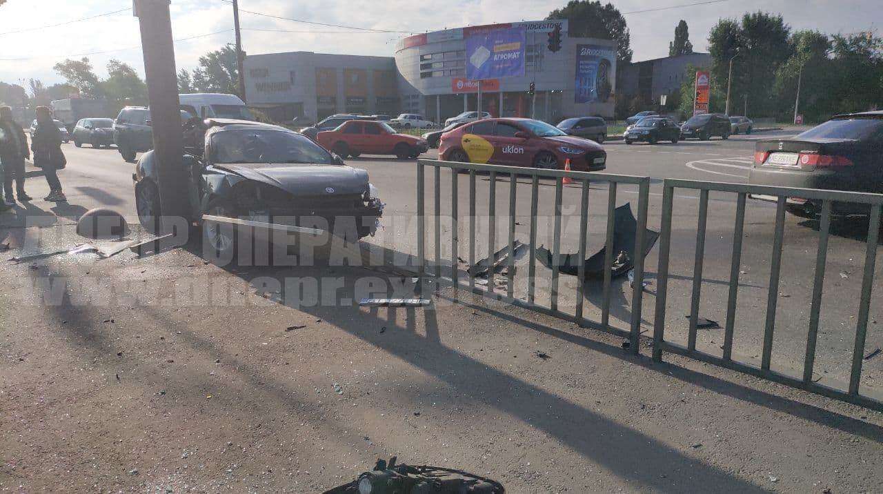 У Дніпрі Tiburon на швидкості влетів у Honda: є постраждалі - Україна новини - 24 Канал У Дніпрі Tiburon на швидкості влетів у Honda: є постраждалі - Україна новини - 24 Канал