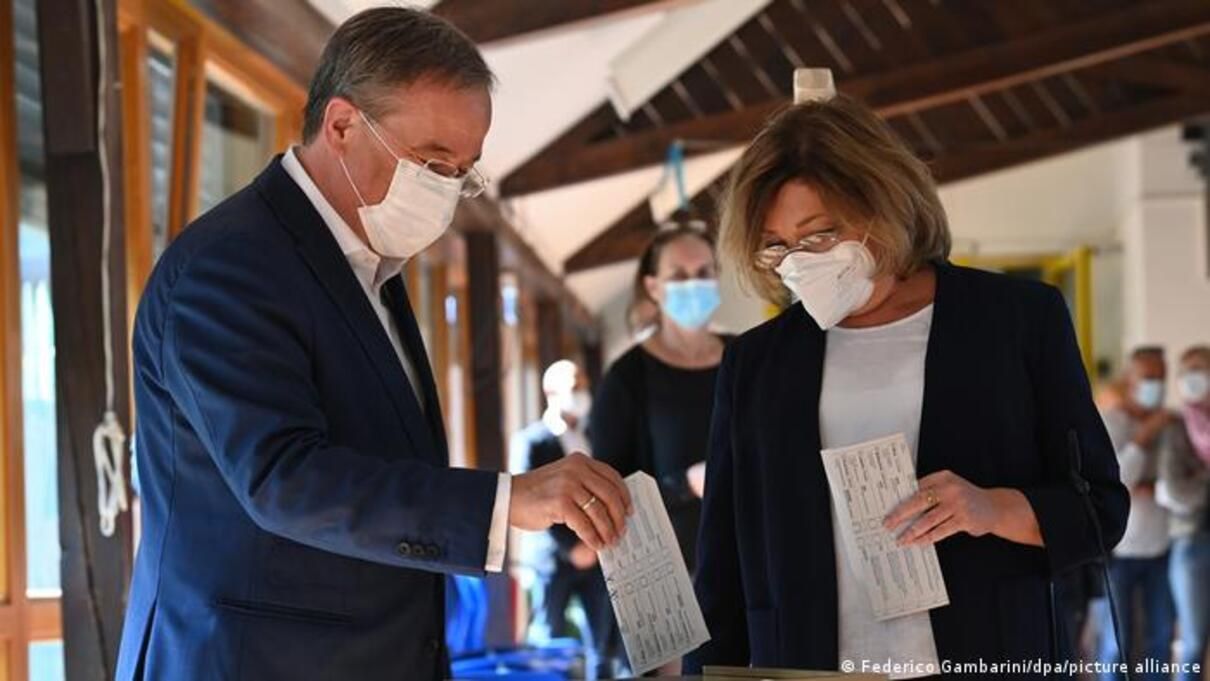 Вибори у Німеччині: ймовірного наступника Меркель спіймали на порушенні при голосуванні - 24 Канал Вибори у Німеччині: ймовірного наступника Меркель спіймали на порушенні при голосуванні - 24 Канал