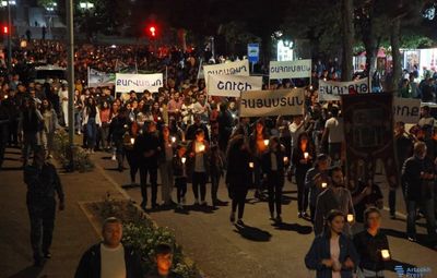 Зібрались тисячі людей: у Єревані пройшла масова хода з факелами – вражаючі фото та відео