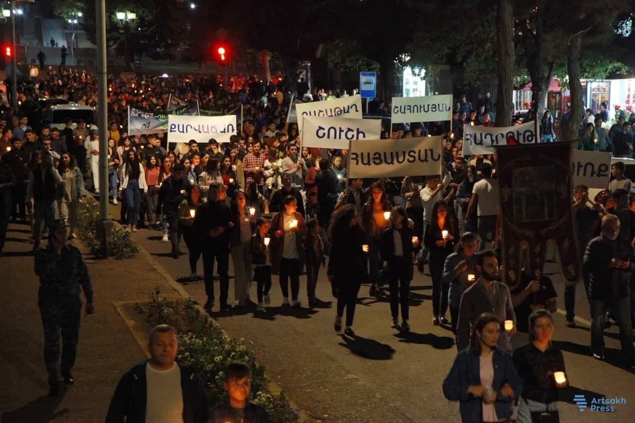 Собрались тысячи людей: в Ереване прошло массовое шествие с факелами – впечатляющие фото и видео