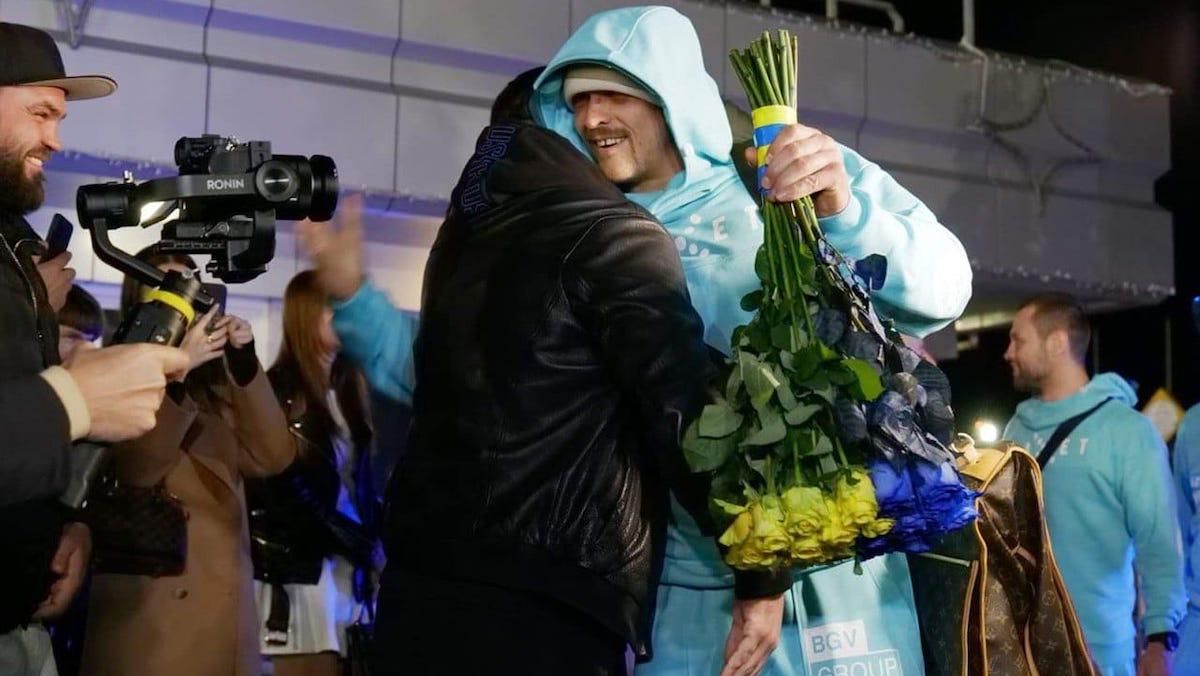 Кілька синців і чотири пояси, – Олександр Усик повернувся в Україну