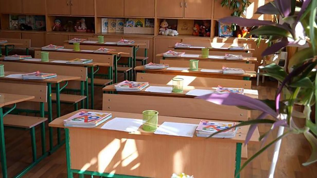 Дистанційка в окупантів: учні змушені передавати домашку через чорний вхід або вікна школи - Новини Росії і України - Освіта Дистанційка в окупантів: учні змушені передавати домашку через чорний вхід або вікна школи - Новини Росії і України - Освіта