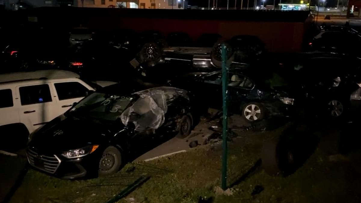 В Киеве пьяная женщина на Range Rover влетела в парковку и перевернулась: эпическое видео