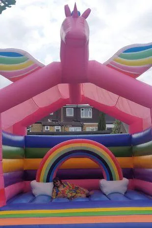 На території вечірки всі могли пострибати на величезному батуті На території вечірки всі могли пострибати на величезному батуті