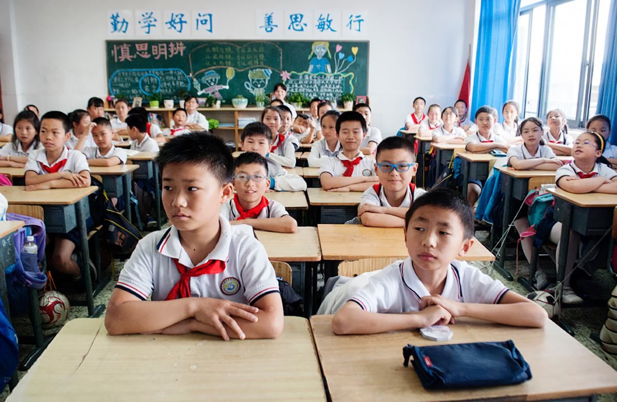 В Китае начали чипировать форму школьников: зачем это делают