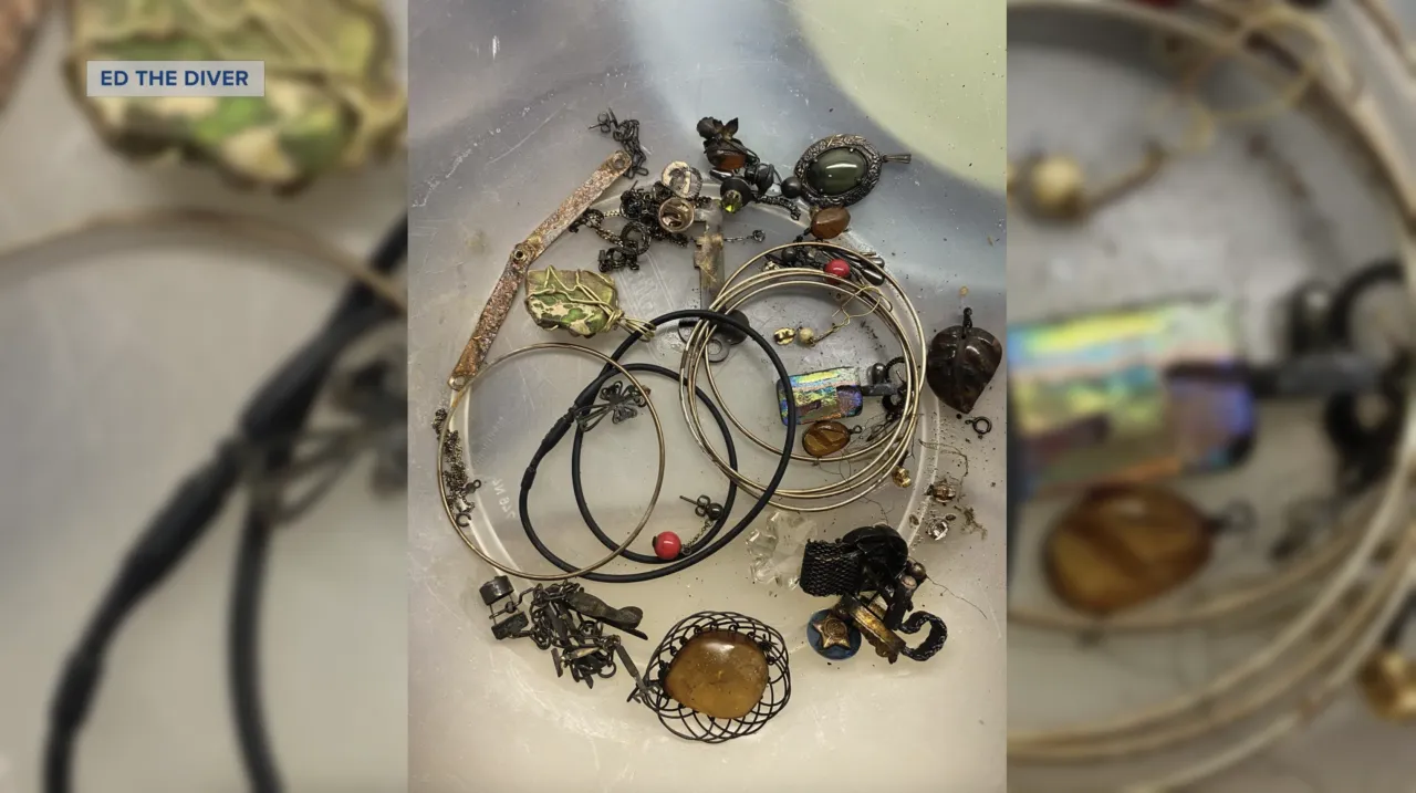 В іншій коробці зберігались прикраси В іншій коробці зберігались прикраси