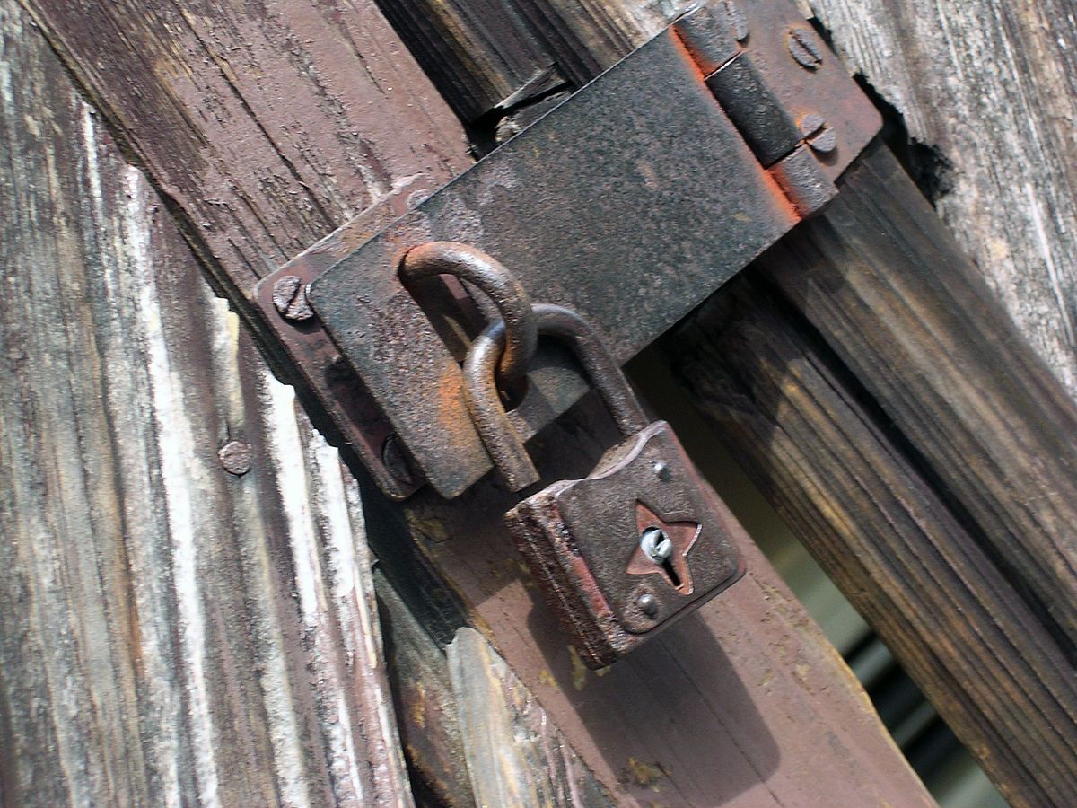 В Днепре сумасшедший взял мать в заложники: девять дней женщина питалась объедками В Днепре сумасшедший взял мать в заложники: девять дней женщина питалась объедками