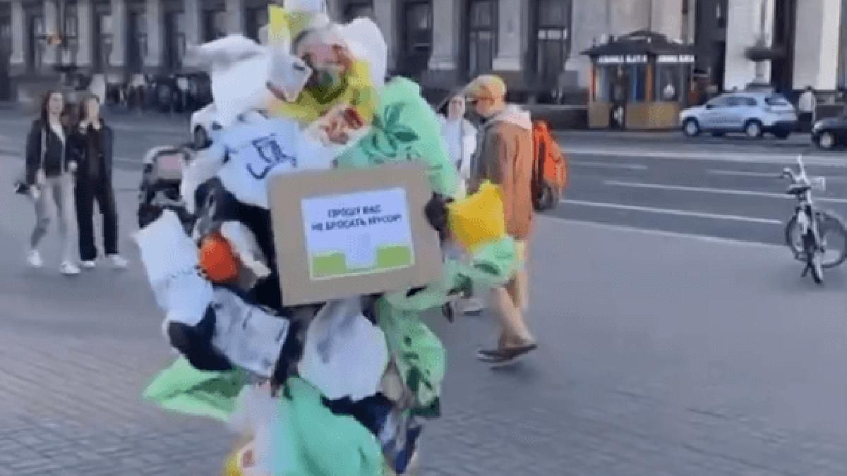 У Києві на Кліматичному марші розгулював чоловік у вбранні зі сміття - Київ