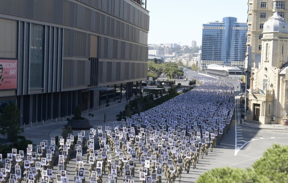 Несуть плакати загиблих у війні за Карабах: у Баку пройшла хода військових – сумні фото - 24 Канал Несуть плакати загиблих у війні за Карабах: у Баку пройшла хода військових – сумні фото - 24 Канал
