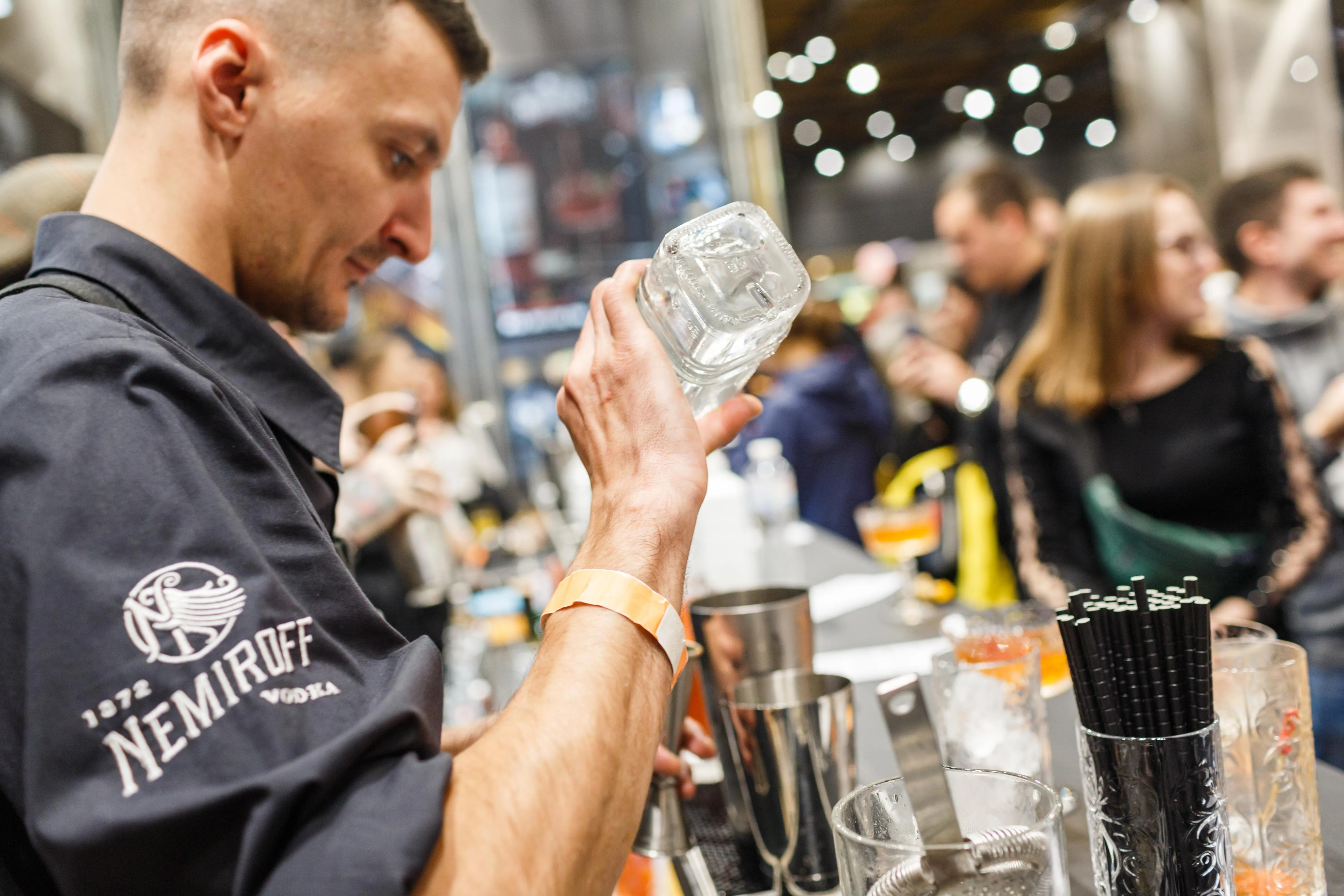 Відвідувачі шоу могли спробувати коктейлі на Nemiroff Відвідувачі шоу могли спробувати коктейлі на Nemiroff