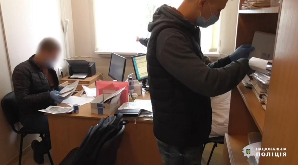 Цена вопроса – 5 тысяч: семейный врач подделывала COVID-сертификаты без вакцинации