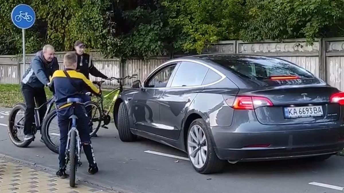 Велосипедисты наказали владельца Tesla, который ехал велодорожкой в Киеве Велосипедисты наказали владельца Tesla, который ехал велодорожкой в Киеве