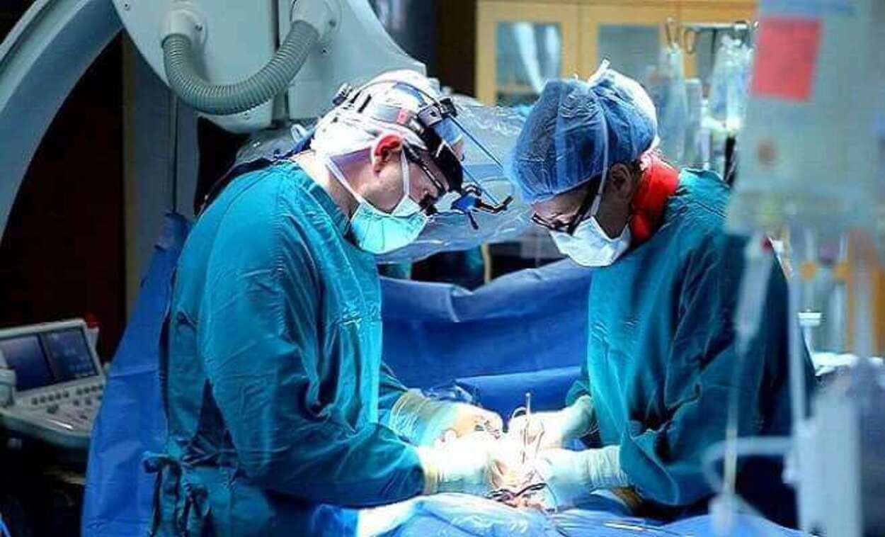 Второй раз за всю мировую историю: львовские хирурги спасли пациента с зеркальными органами