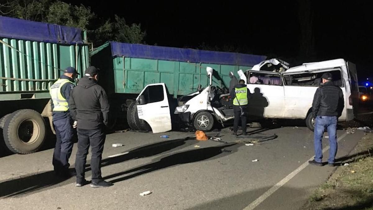 Микроавтобус врезался в грузовик: в ДТП на Николаевщине погибли 4 человека - Украина новости - 24 Канал Микроавтобус врезался в грузовик: в ДТП на Николаевщине погибли 4 человека - Украина новости - 24 Канал