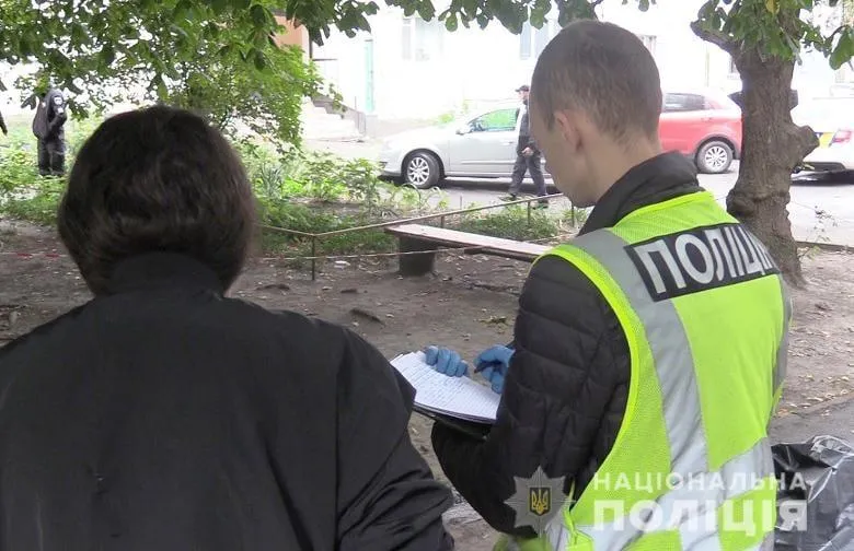 Вбивство жінки у Києві, безхатько зарізав ножем на дитячому майданчику
