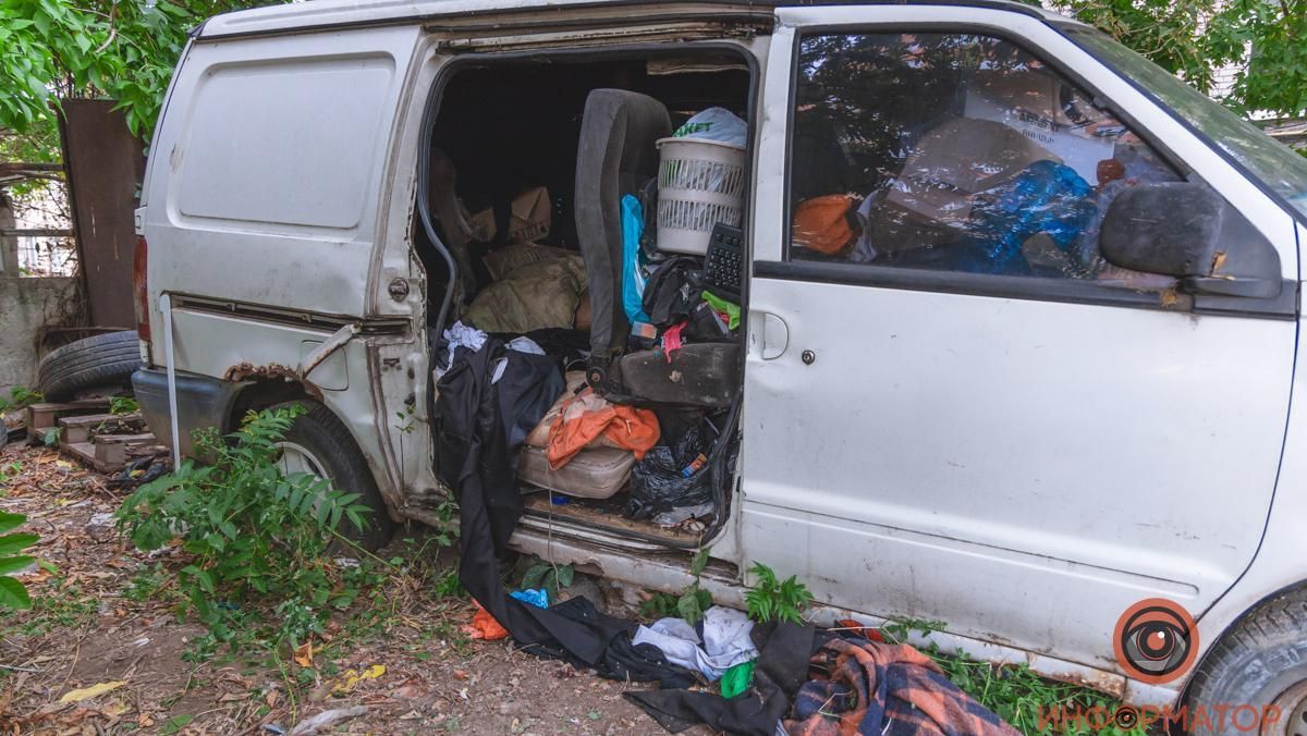 У Дніпрі 20-річний хлопець забарикадувався у покинутій машині та помер: моторошне відео - Україна новини - 24 Канал